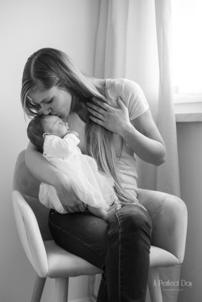 photo en noir et blanc d'une maman avec son bébé