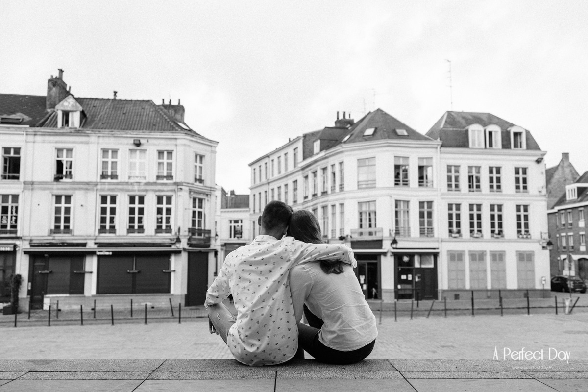 photo de couple sur le parvis de notre dame de la treille à Lille