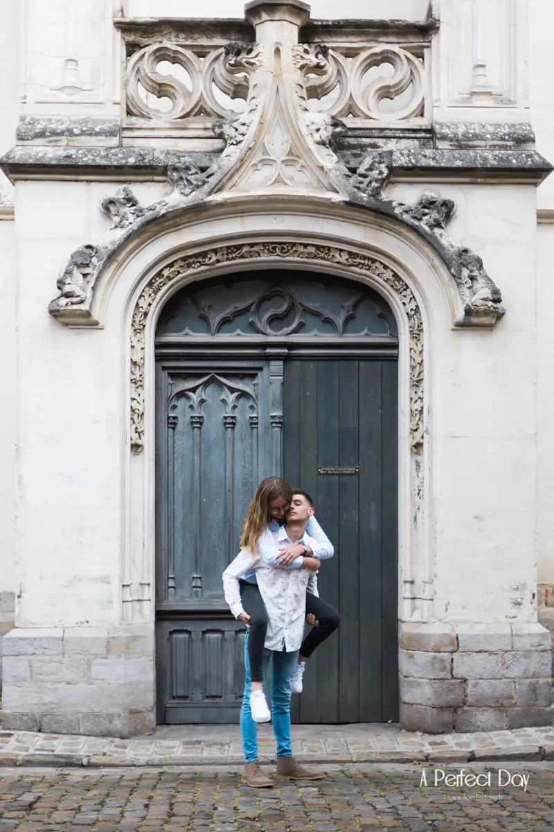 Photo de deux amoureux dans le vieux lille