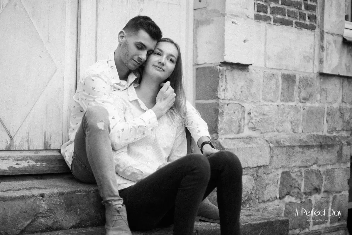 Seance photo engagement couple complice dans le vieux Lille
