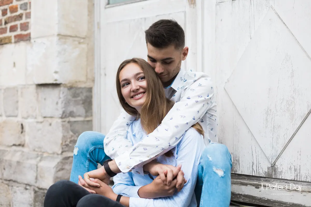 Seance engagement couple tendresse dans le vieux lille