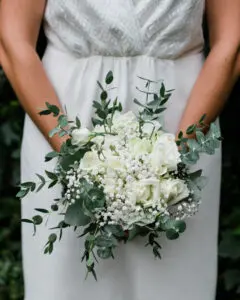 bouquet de mariée en lumière naturelle, reportage de mariage