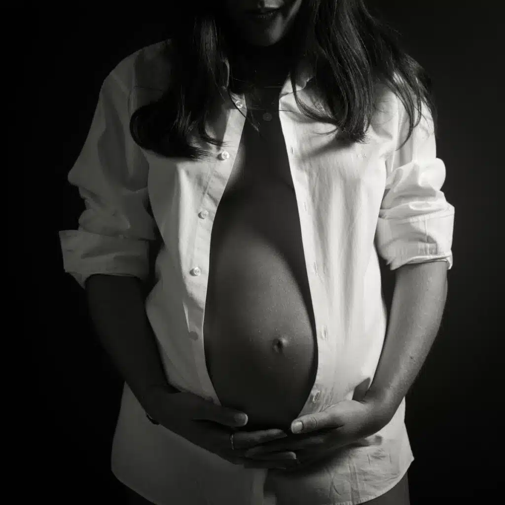 Photo de grossesse gros plan sur le ventre de la future maman