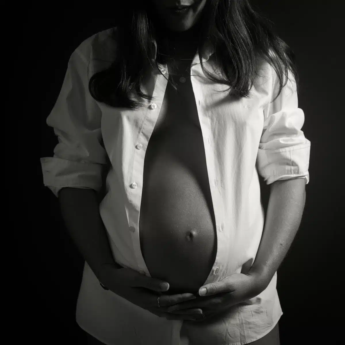 Photo de grossesse gros plan sur le ventre de la future maman