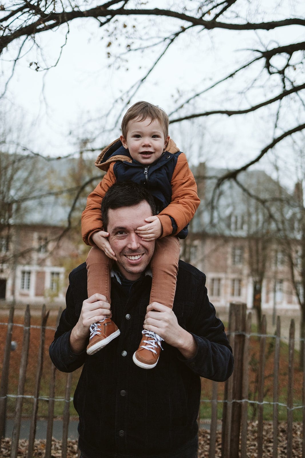 Papa portant son fils sur les épaules avec un grand sourire - photographe famille Arras