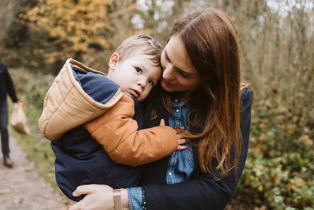 Mère tenant tendrement son fils en automne