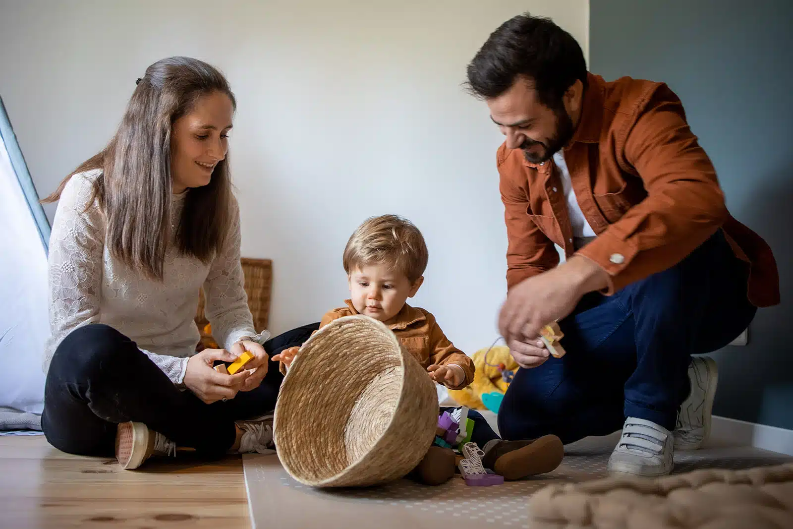 Moment de jeu avec les enfants à la maison - photographe famille Arras