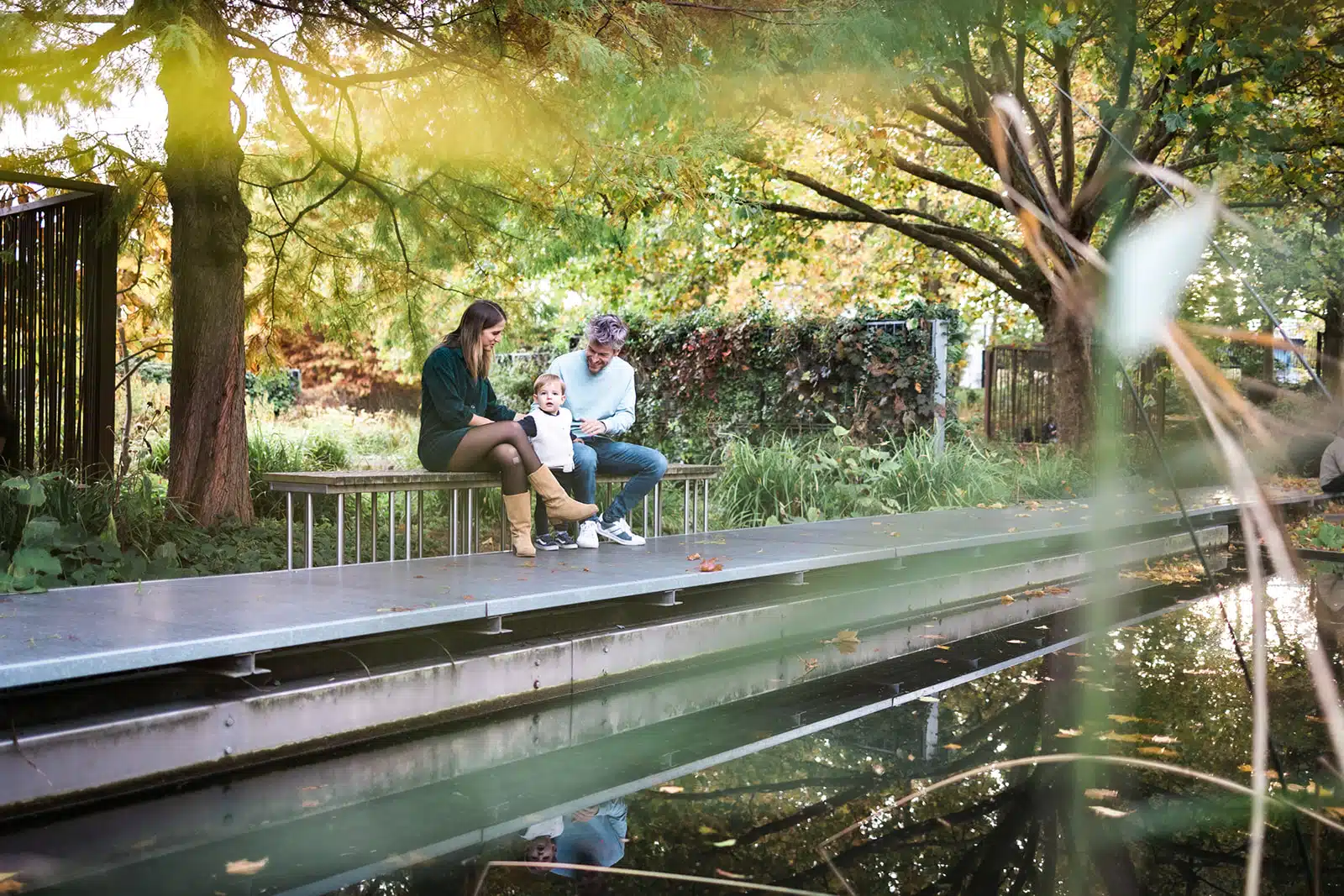 Famille assise sur un banc au jardin des geants a Lille