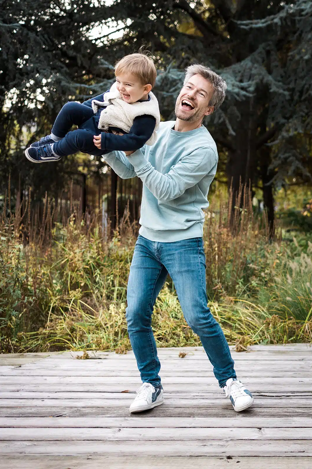 Papa jouant avec son fils sur le ponton du jardin des geants