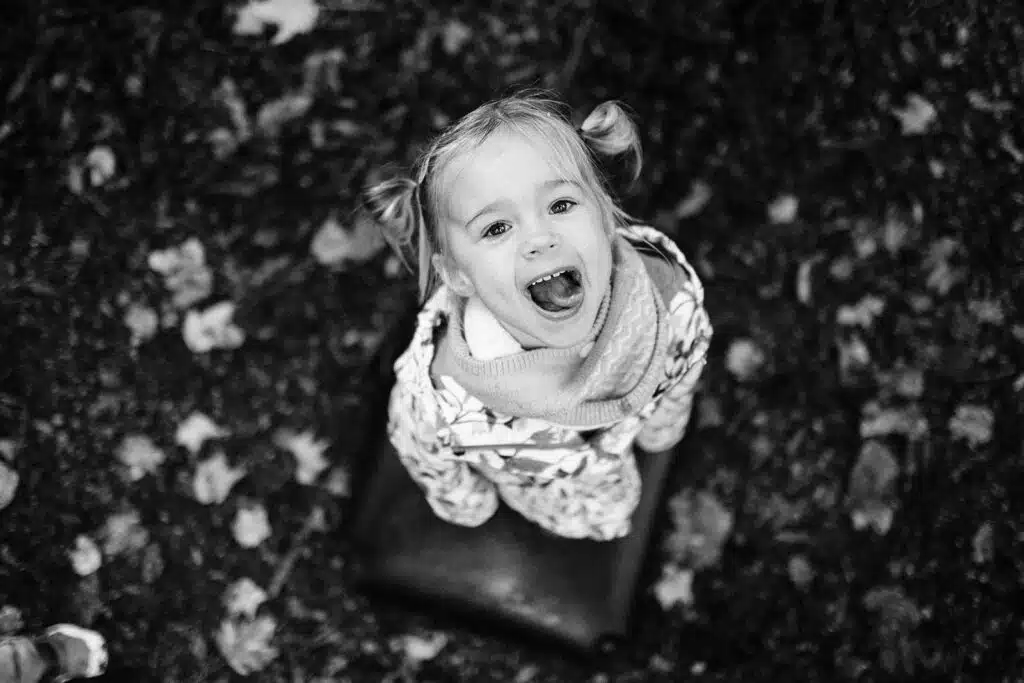 Petite fille joyeuse vue de haut en automne
