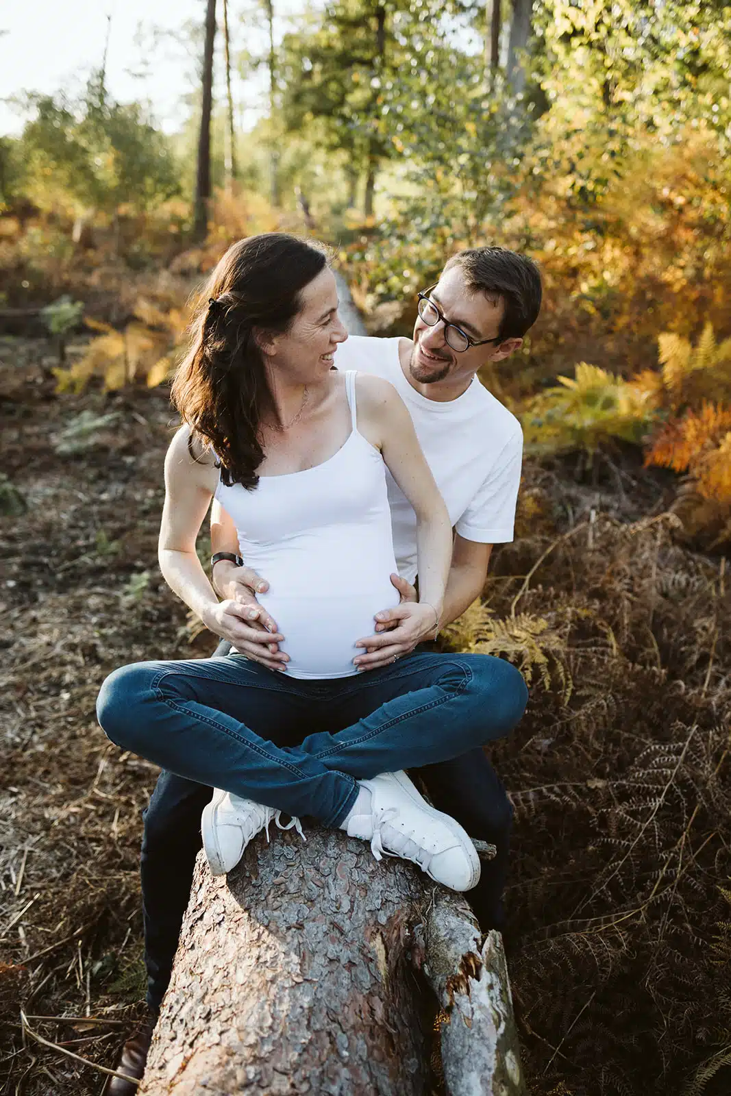 Futurs parents assis sur un tronc en foret de Marchiennes