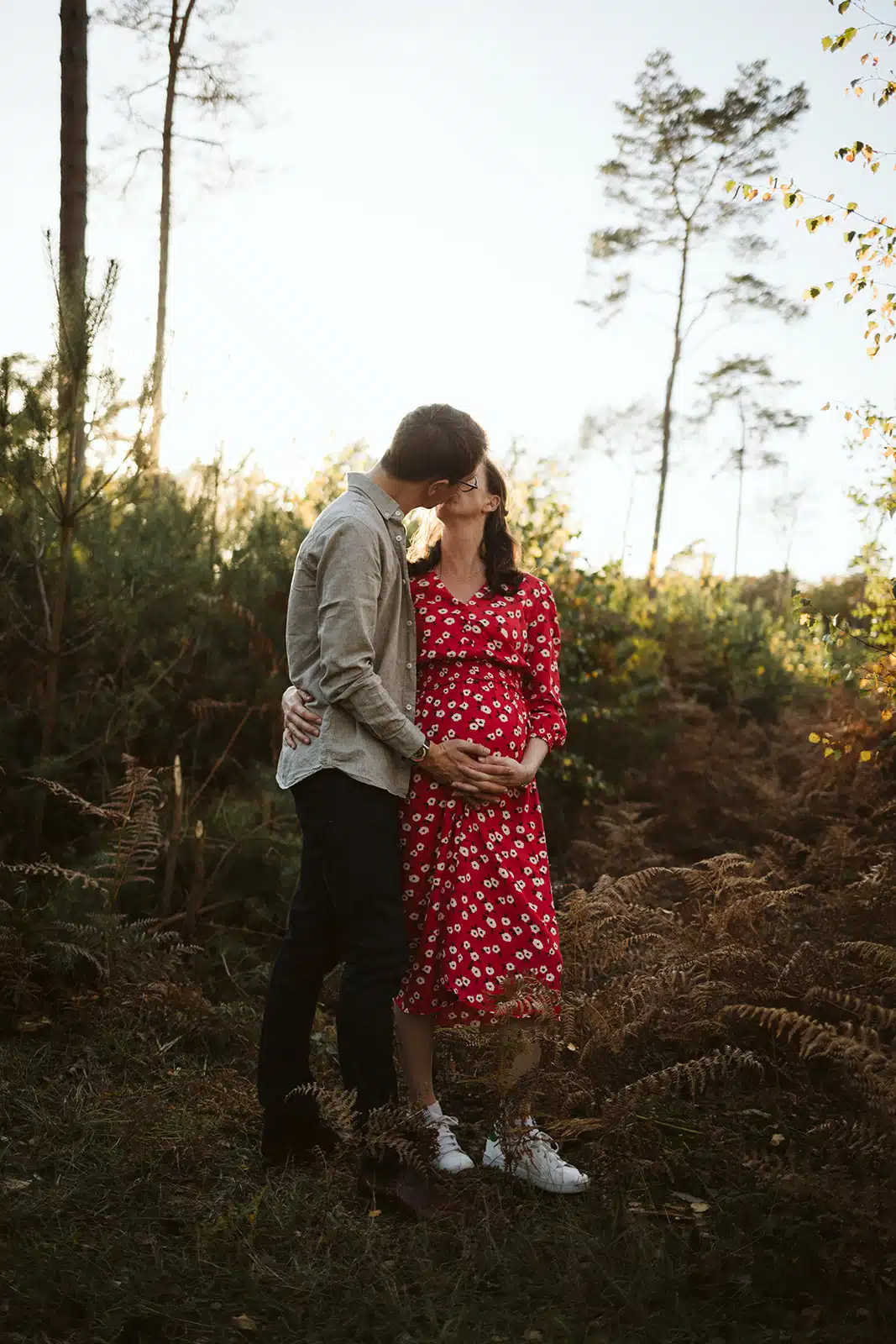 Couple attendant un bebe dans les fougeres en foret