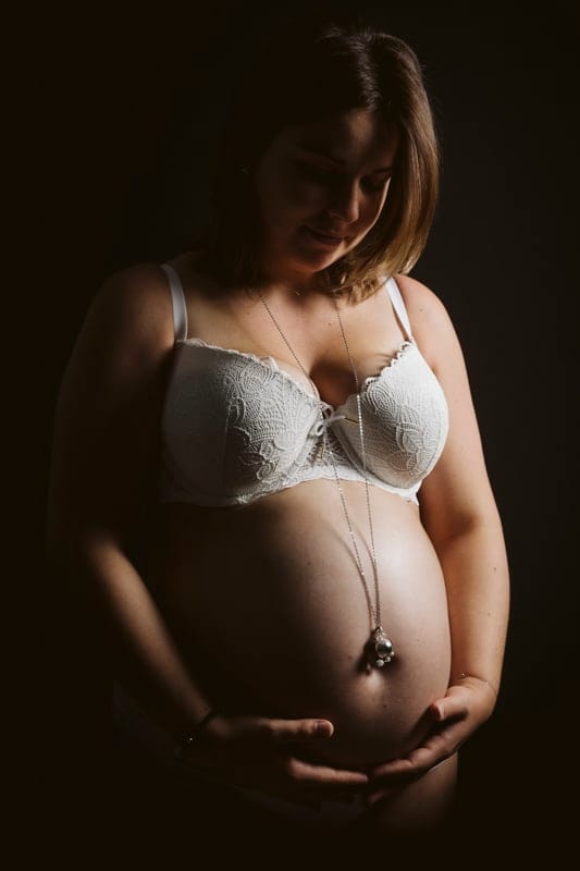 séance photo grossesse studio sur fond noir