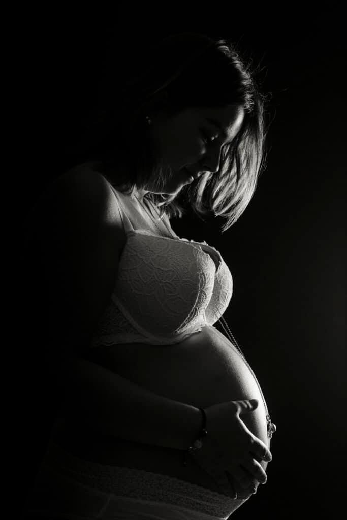 séance photo grossesse studio sur fond noir