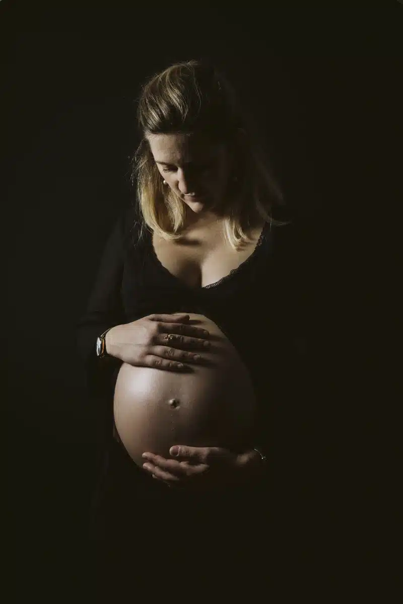 Portrait femme enceinte mains sur le ventre - photographe Arras