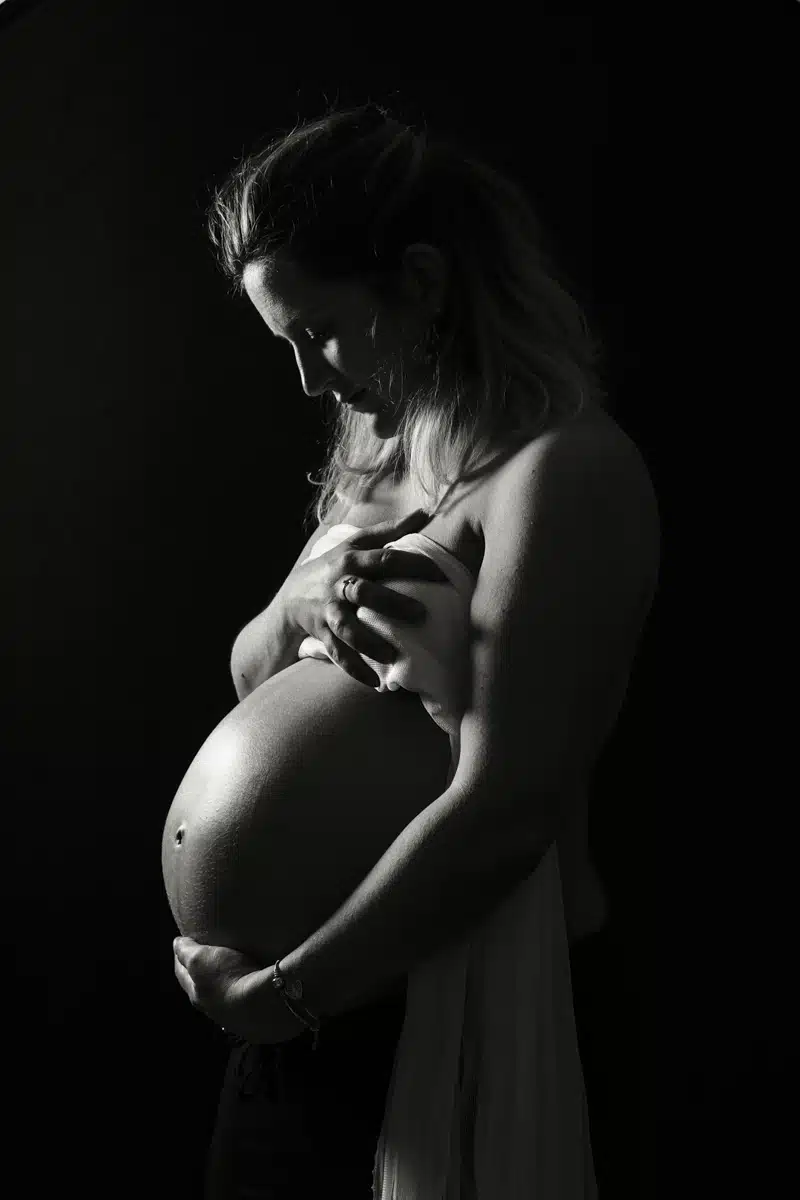 Silhouette femme enceinte noir et blanc - photographe grossesse Arras
