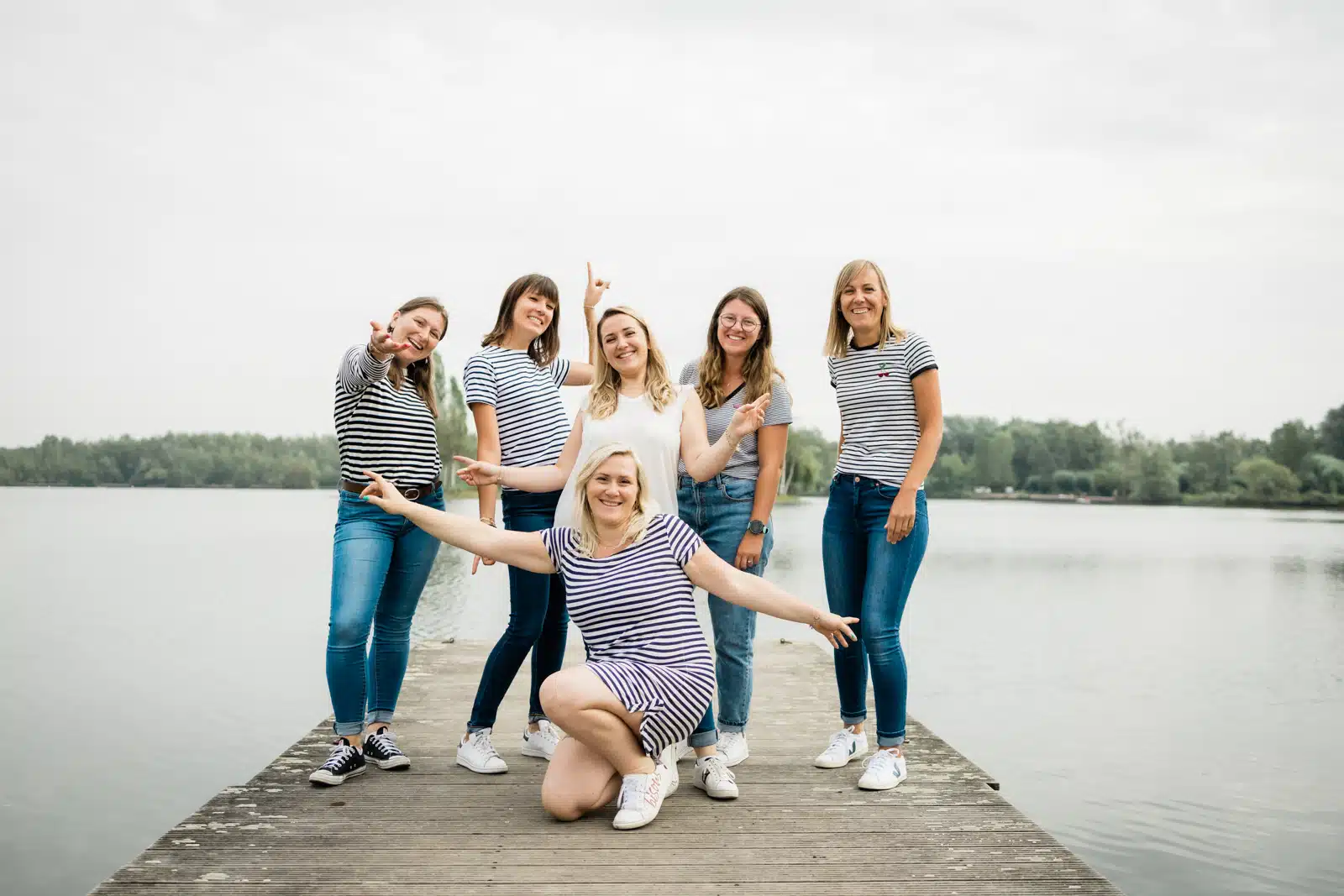 Shooting EVJF festif avec un groupe de jeunes femmes souriantes au terril de Rieulay