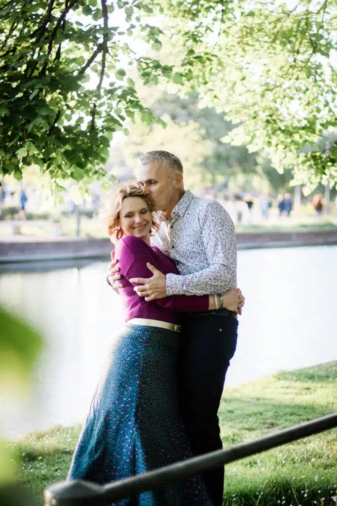 un couple enlacé et amoureux au bord de la scarpe a lille