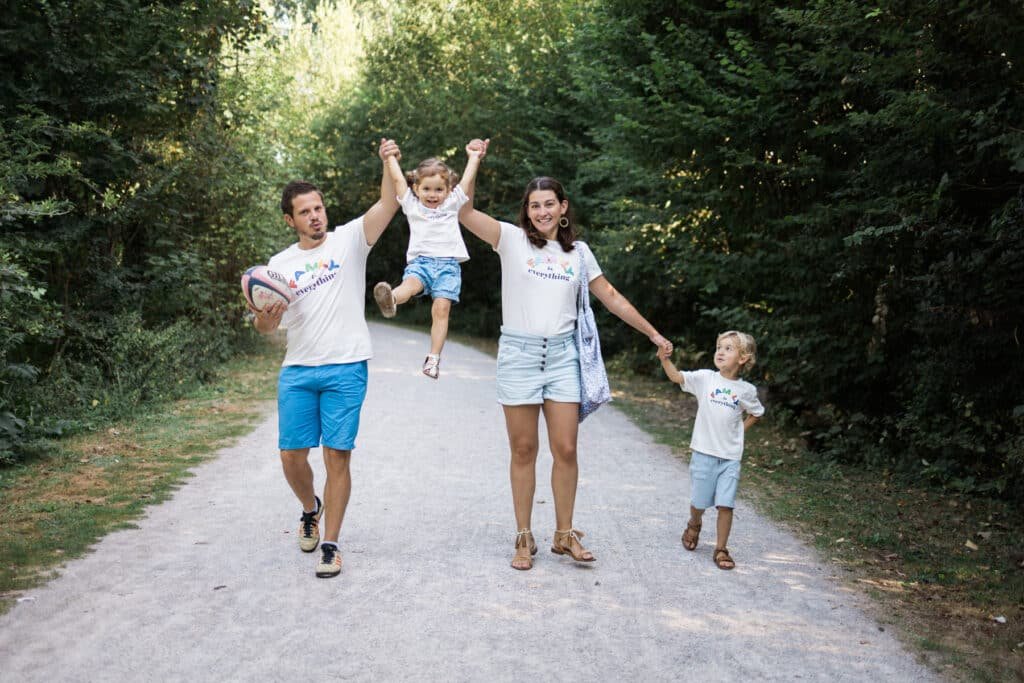 Famille joyeuse en promenade estivale