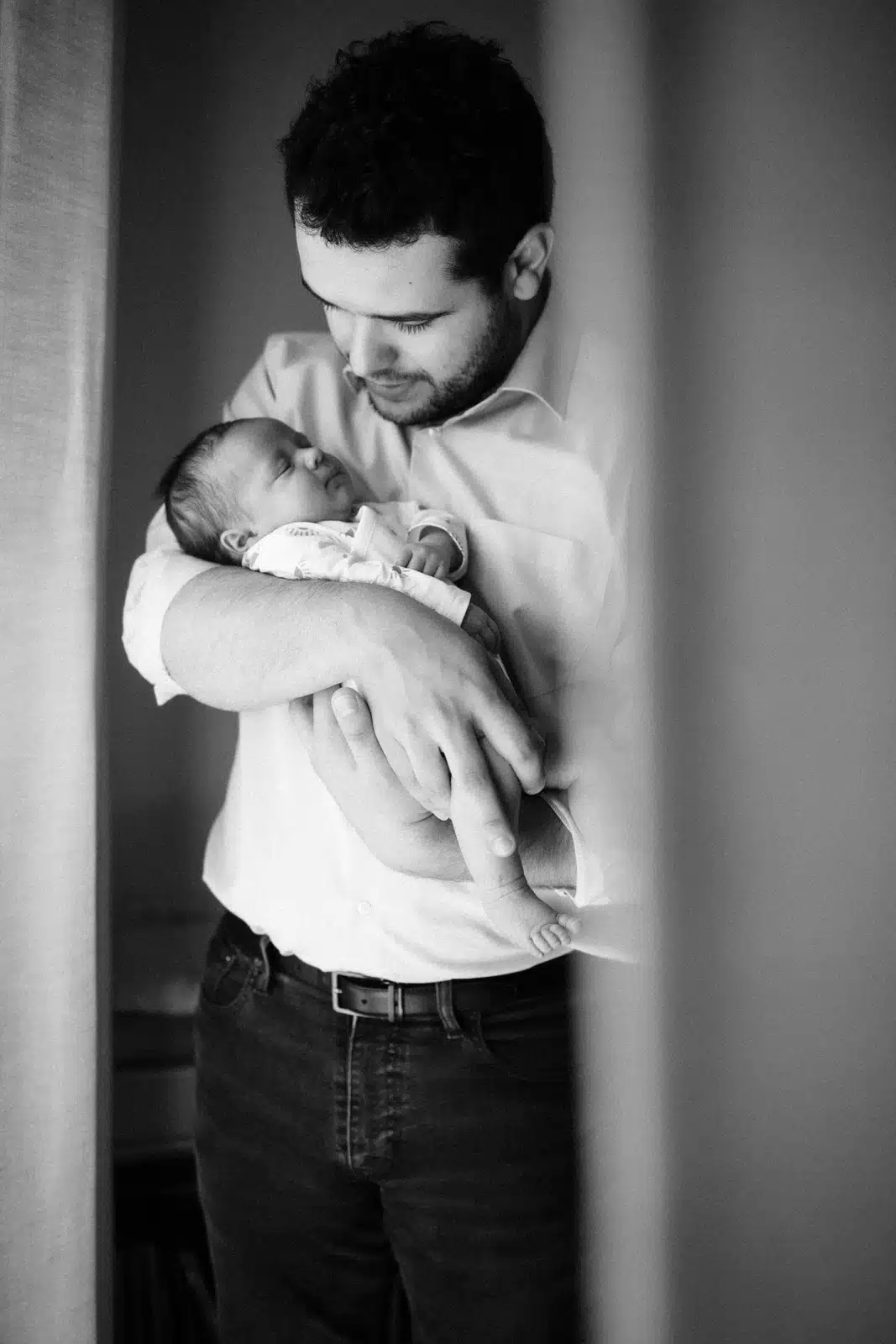 Portrait pere et fils noir et blanc photographe famille