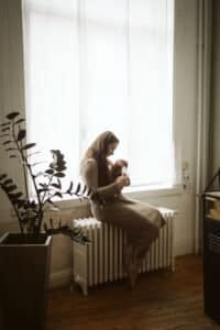 Photographe professionnel à Lille - Séance photo naissance a domicile en lumière naturelle