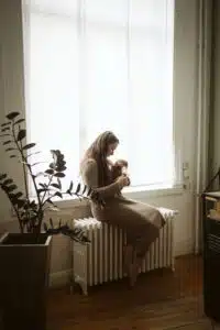 Photographe professionnel à Lille - Séance photo naissance a domicile en lumière naturelle