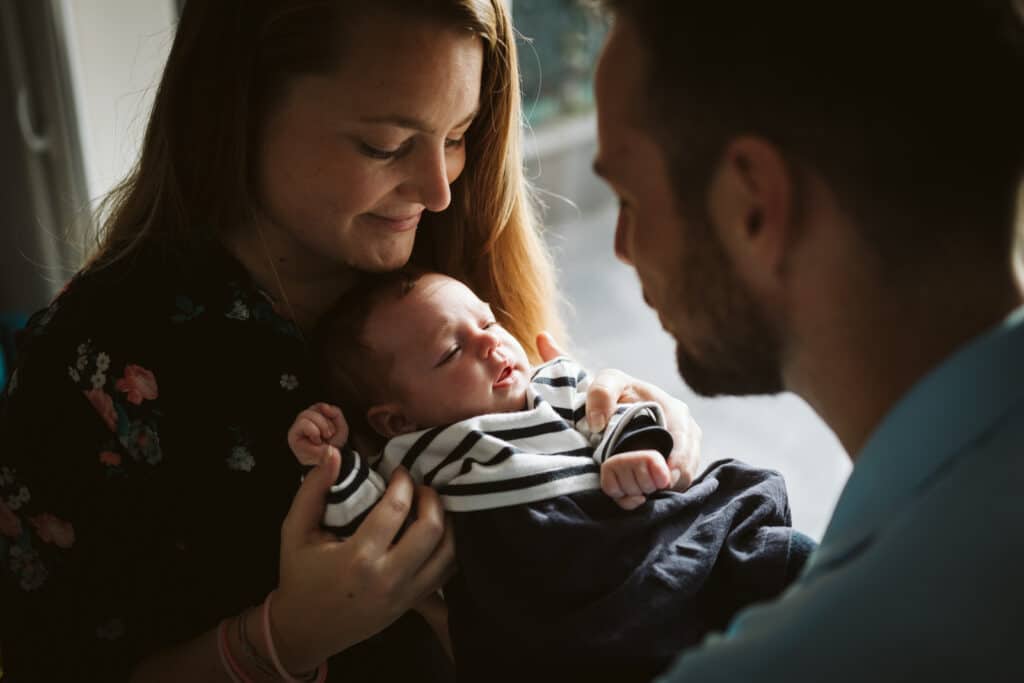 Famille heureuse avec nouveau-né.