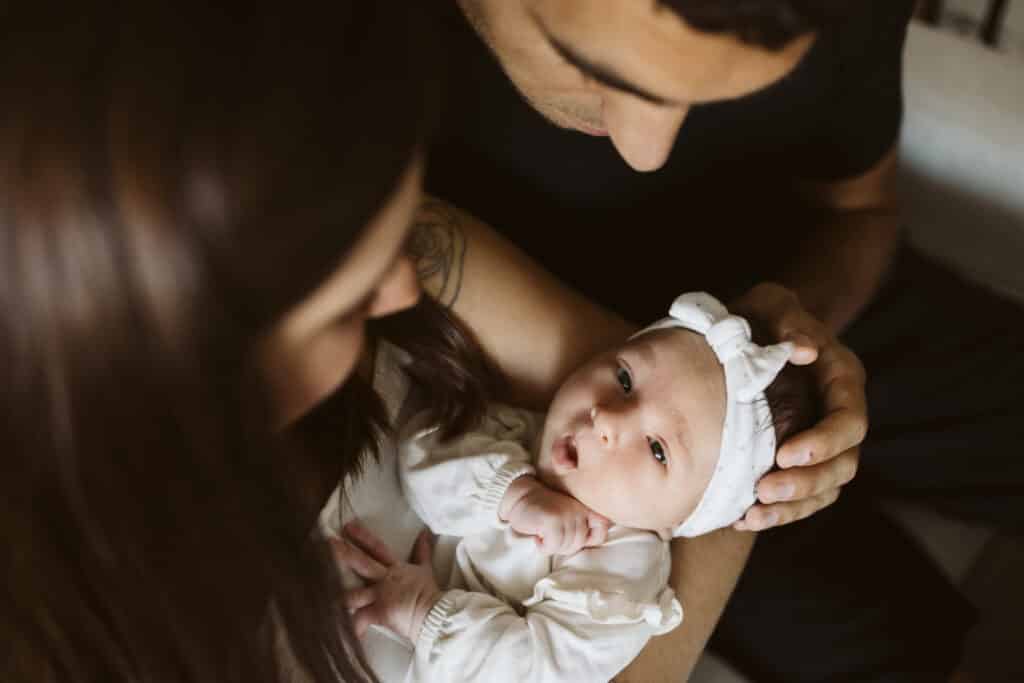 Parents tendres avec nouveau-né.