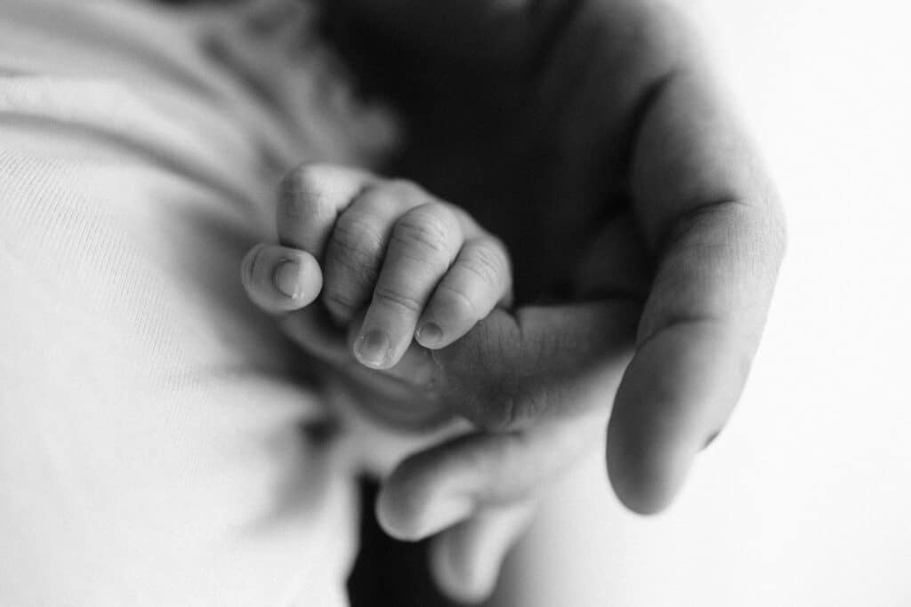 Mains adulte et enfant, tendresse.