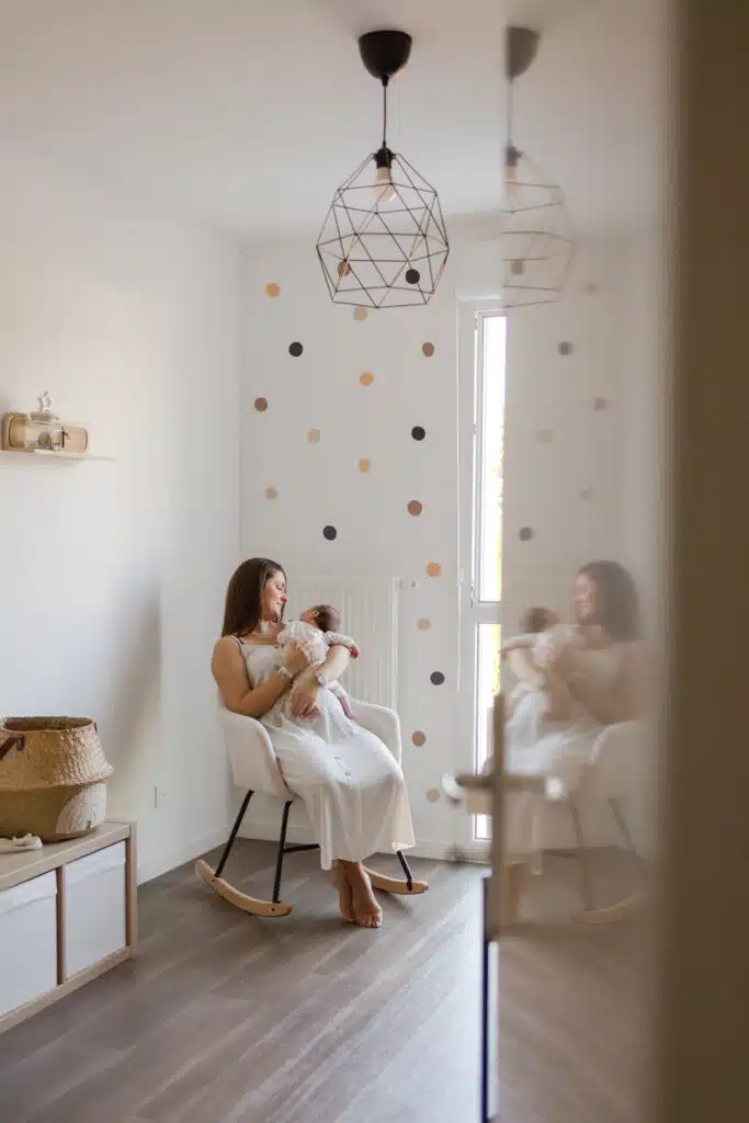 Maman bercant son bebe shooting lifestyle interieur