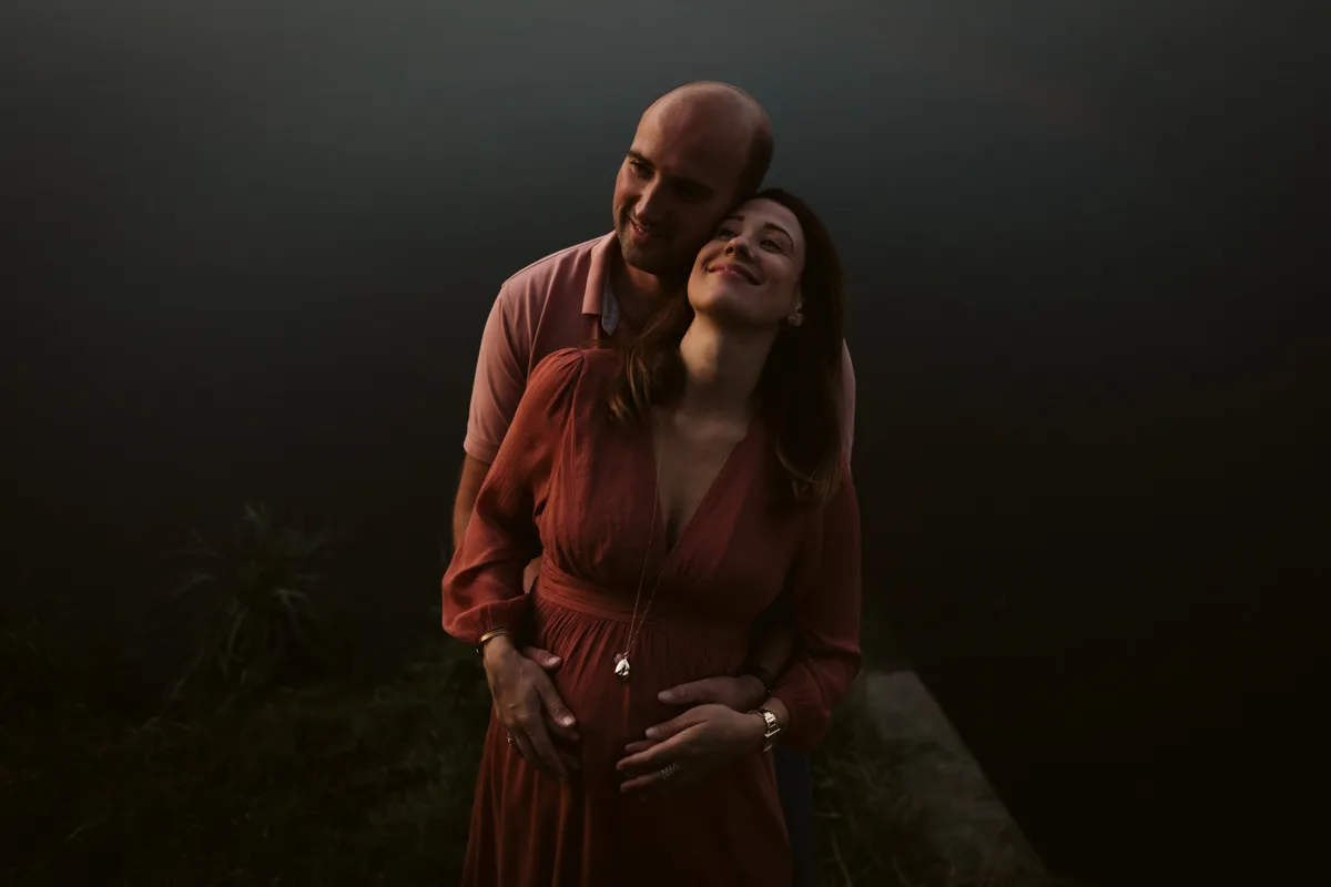Portrait intimiste du couple pendant la seance photo grossesse