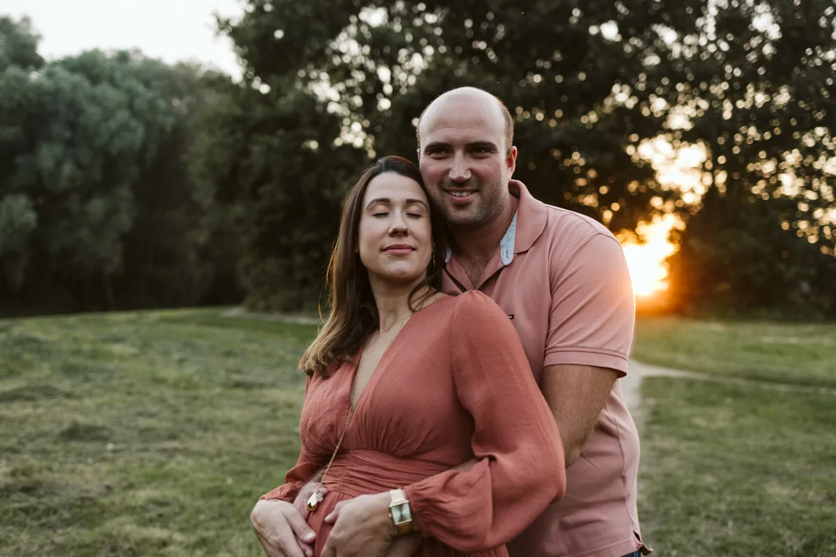Futurs parents au coucher du soleil pendant une seance photo grossesse dans le Nord