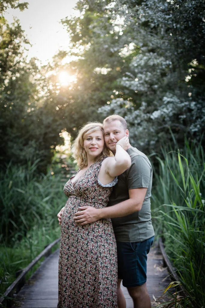 Couple en exterieur au coucher du soleil - photographe grossesse Arras