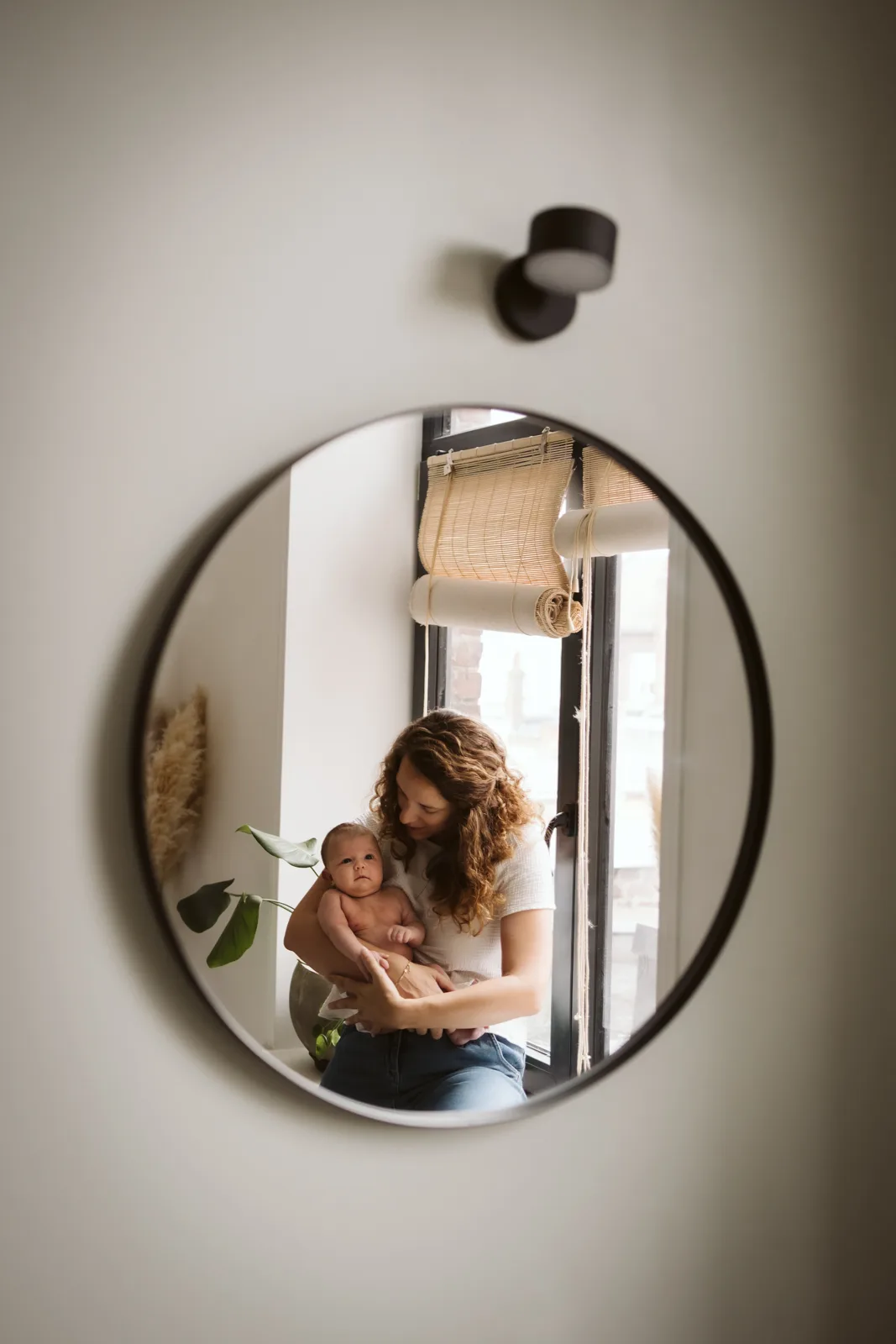Mère tenant bébé, reflet miroir.