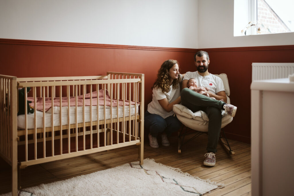 Famille heureuse avec nouveau-né à la maison.