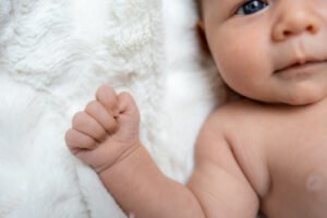 photo de bébé sur une couverture blanche