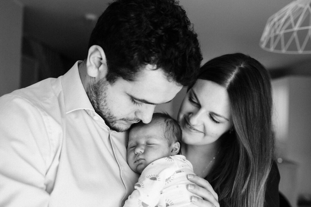 Famille heureuse avec nouveau-né en noir et blanc