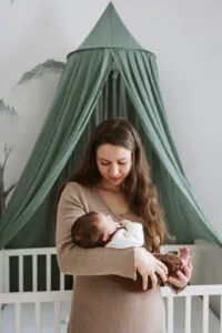 Mère tenant doucement son bébé.