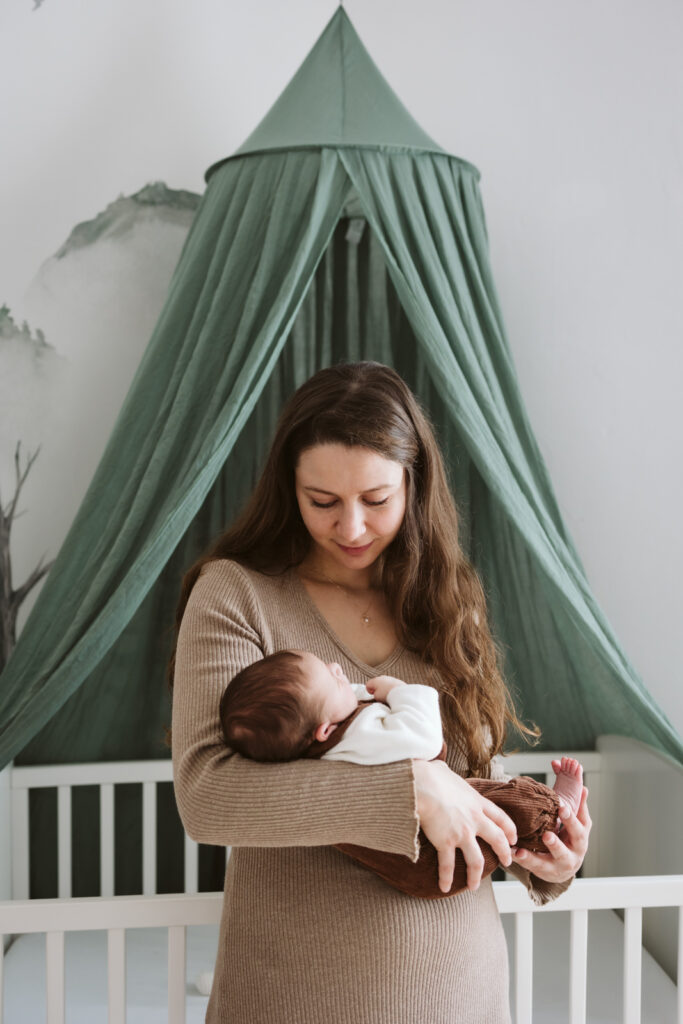 Mère tenant doucement son bébé.
