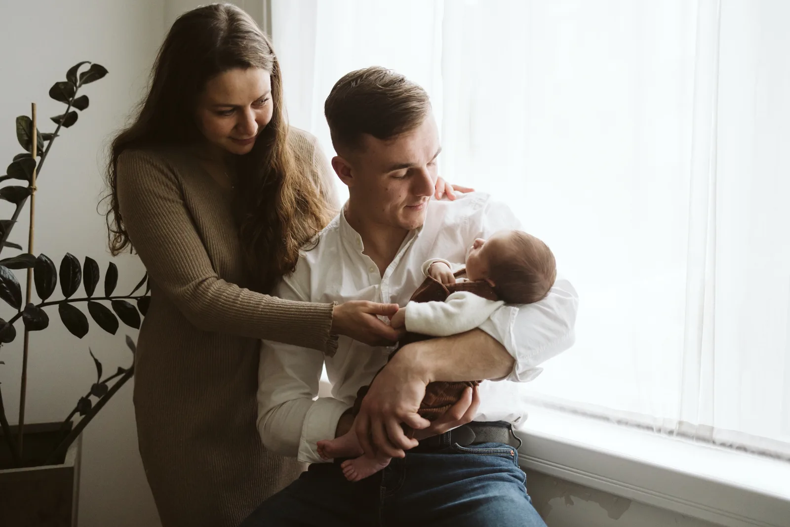 Photographie nouveau-ne lumiere naturelle maman bebe