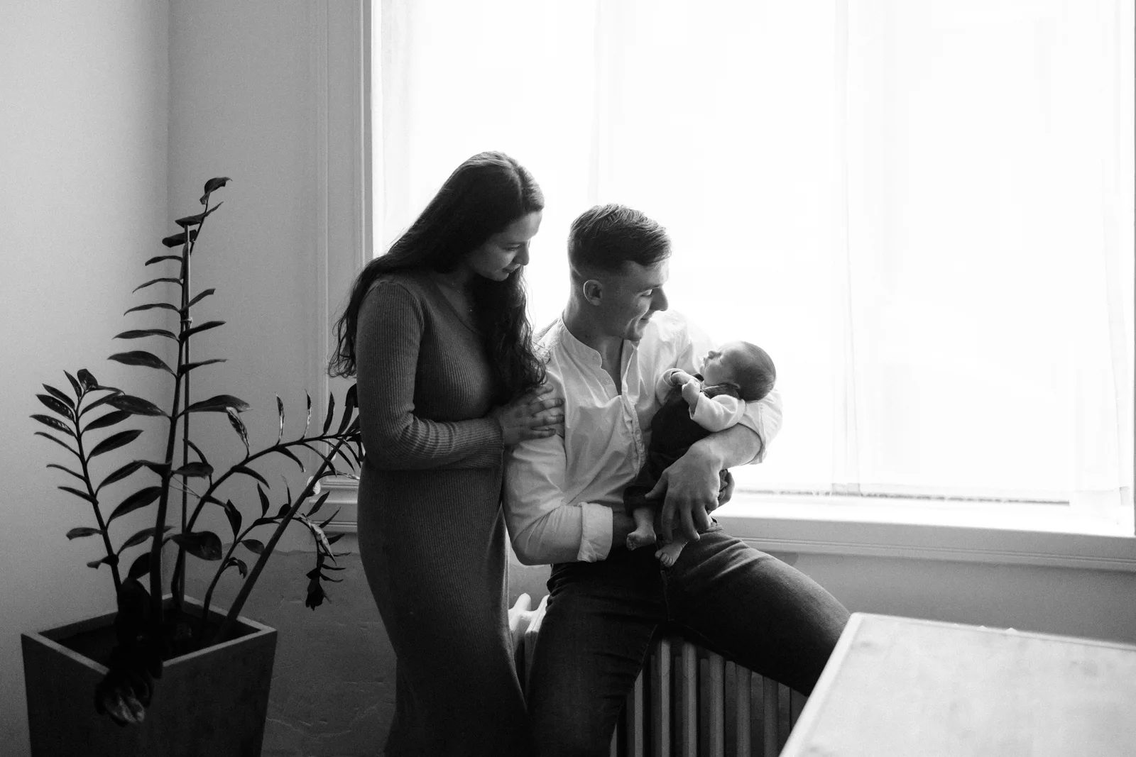 Parents posant avec leur nouveau-ne a domicile pres de Douai