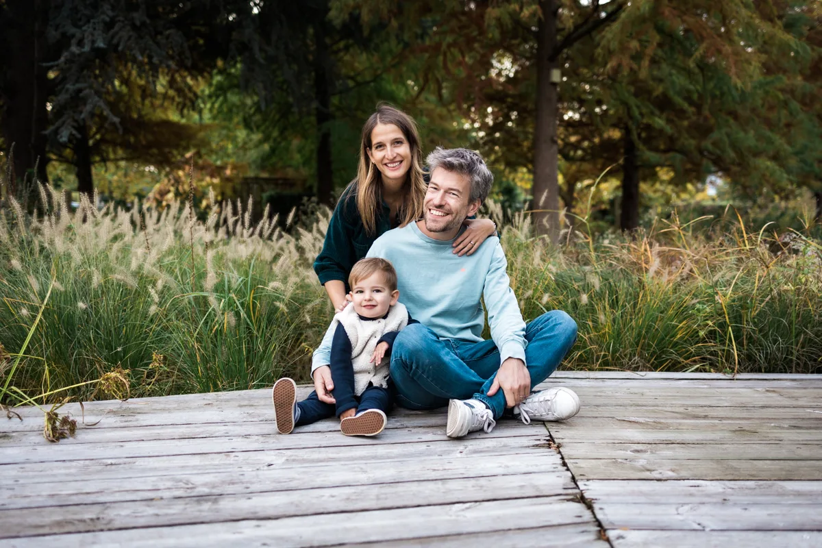 Portrait de famille assise sur un ponton en bois au jardin des geants