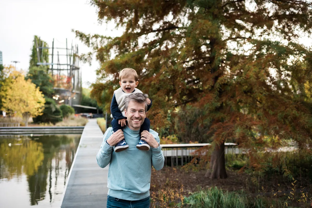 Enfant sur les epaules de son papa au jardin des geants a Lille en automne