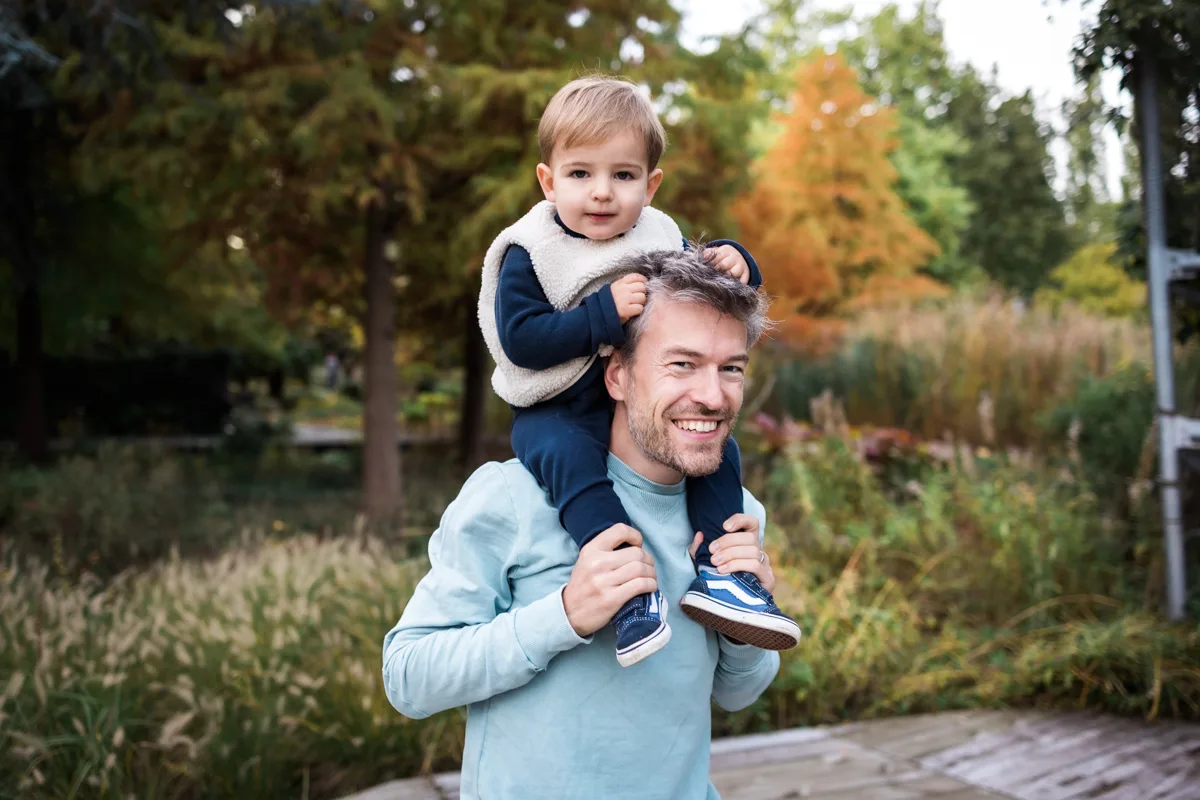 Papa portant son fils sur les epaules pendant une seance photo famille a Lille