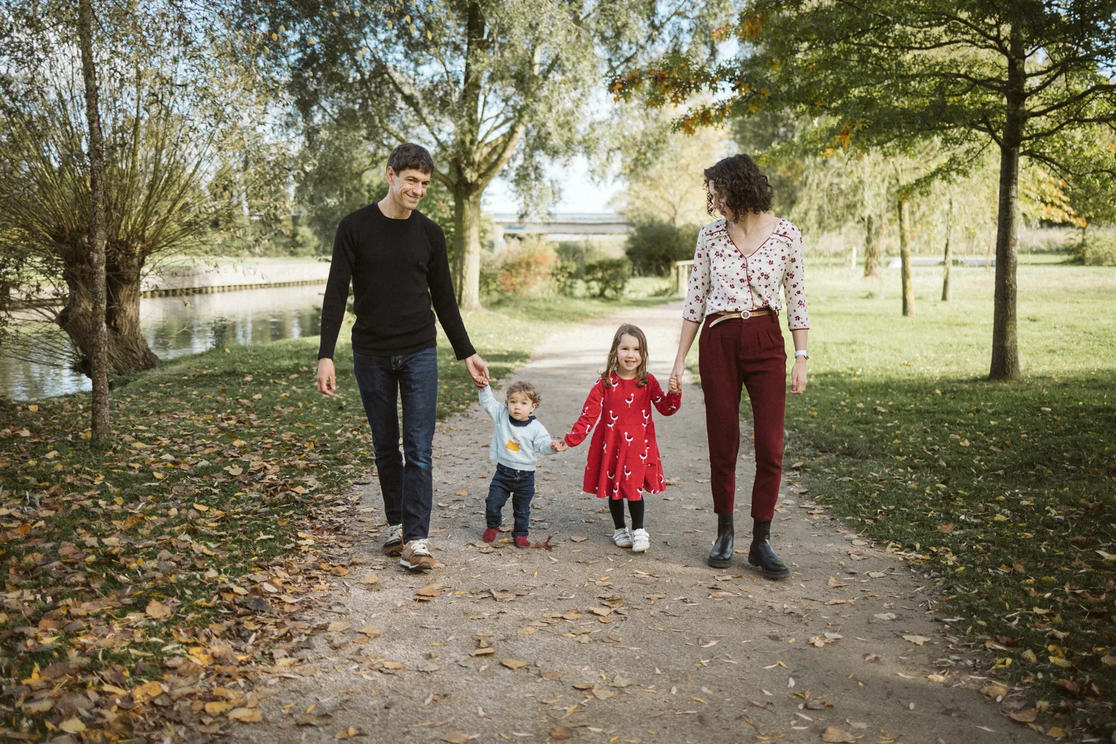 Famille qui marche en foret - photographe famille Arras