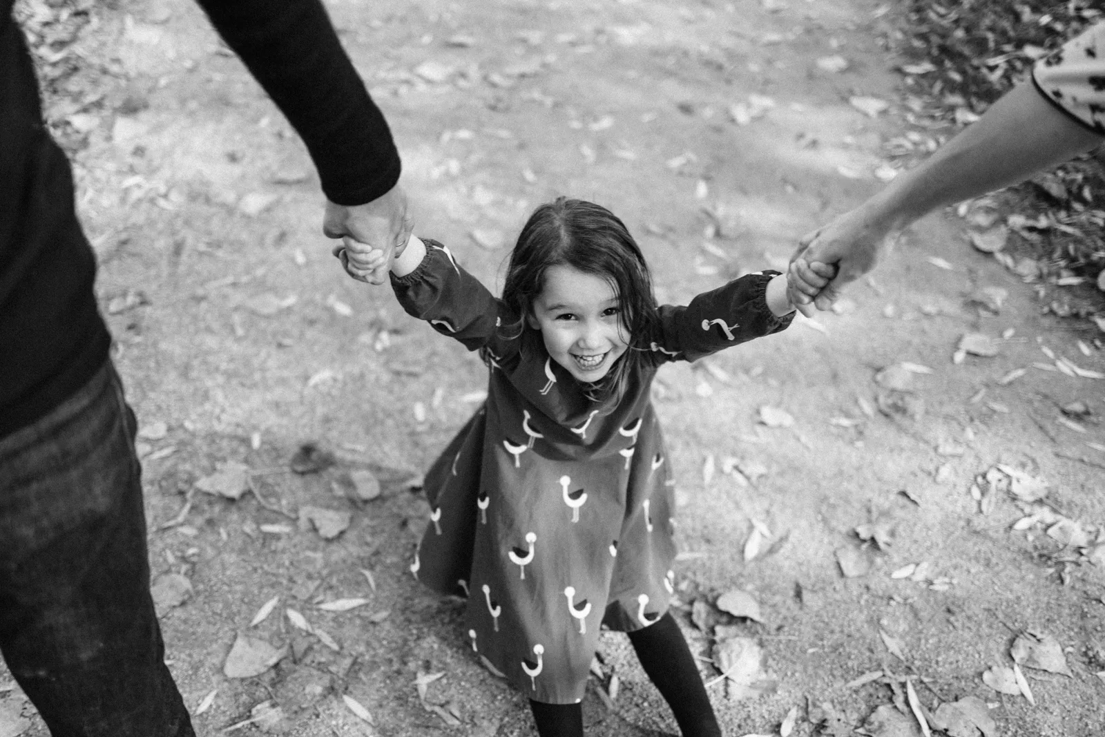 Petite fille tenant la main de ses parents en promenade a Arras
