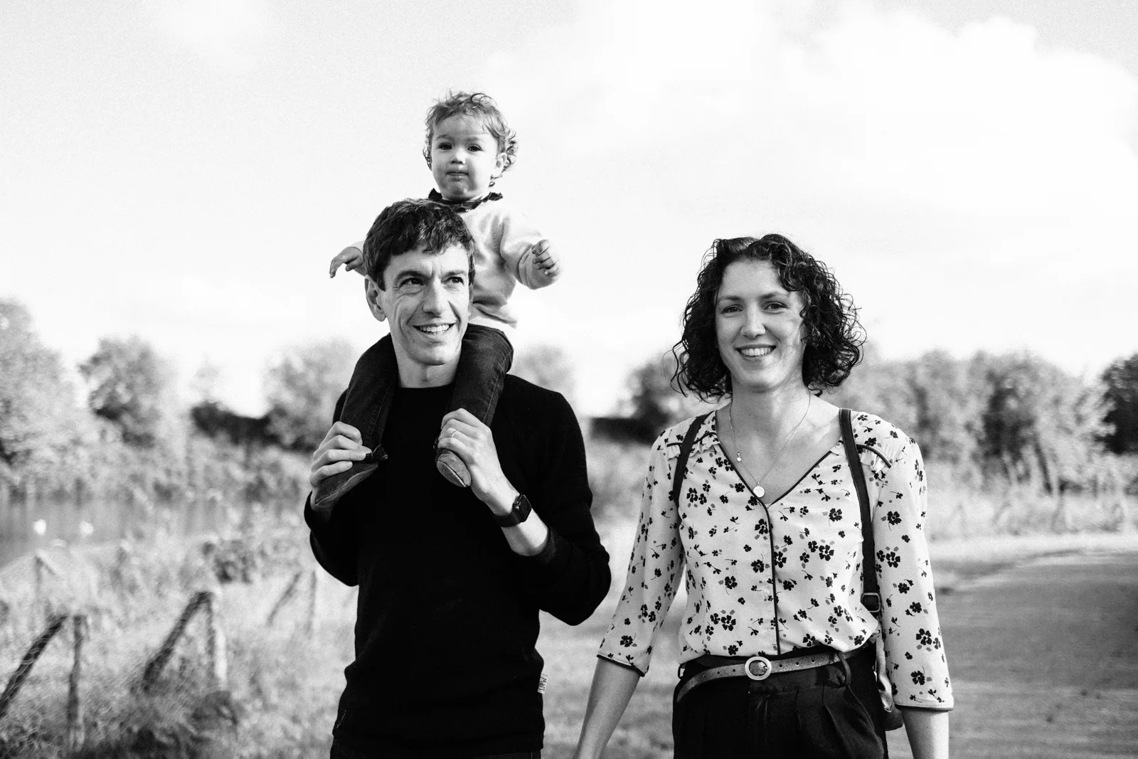 Parents portant leur enfant sur les epaules pendant une seance photo famille a Arras
