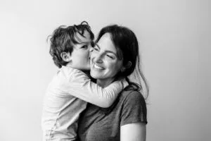portrait spontané en noir et blanc d'une maman et son fils - Photographe Lille