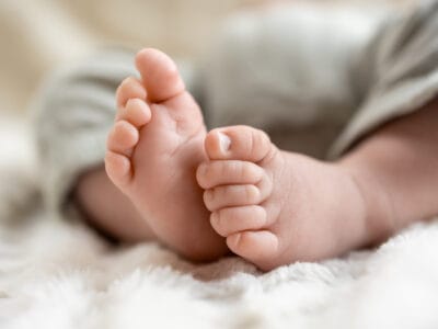 Portrait de naissance gros plan pieds nourrisson