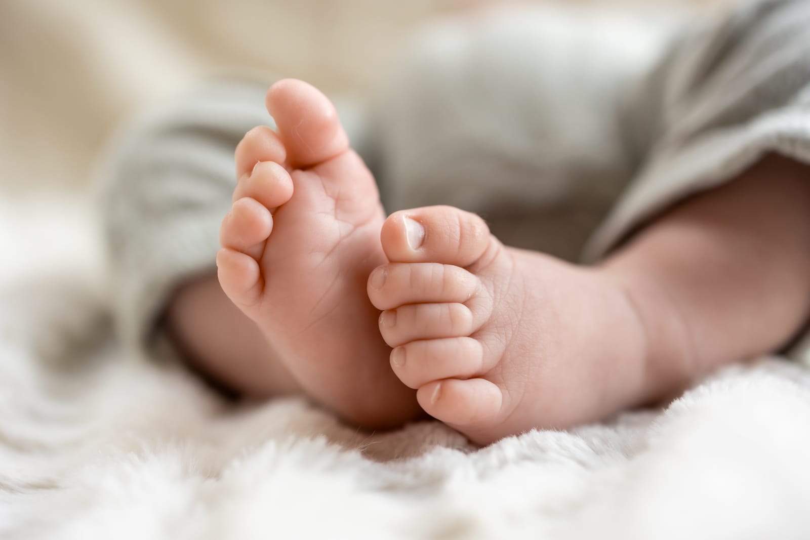 Portrait de naissance gros plan pieds nourrisson